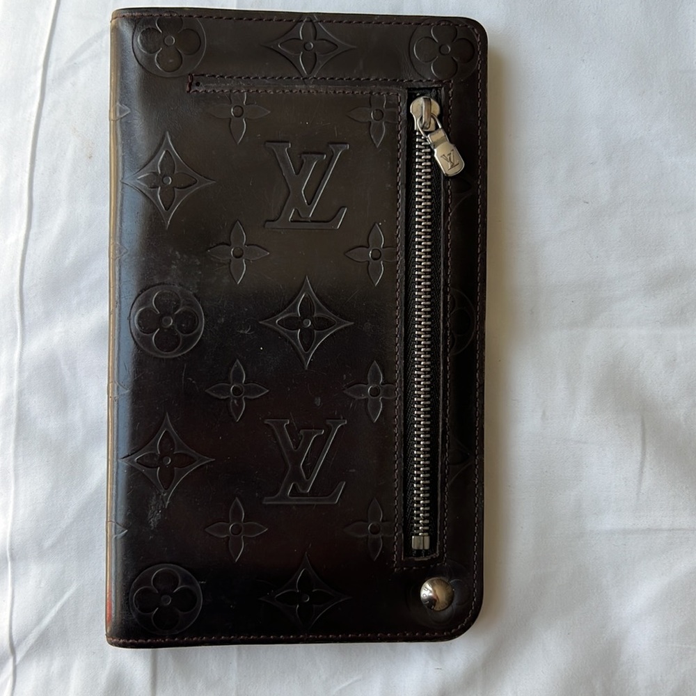 LouisVuitton large travel wallet in Monogram Vernis